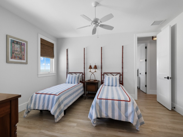 Beachside Four Bedrooms Vacation Home in Anna Maria